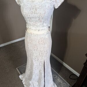 Beautiful Two Piece Set Ivory Size 9